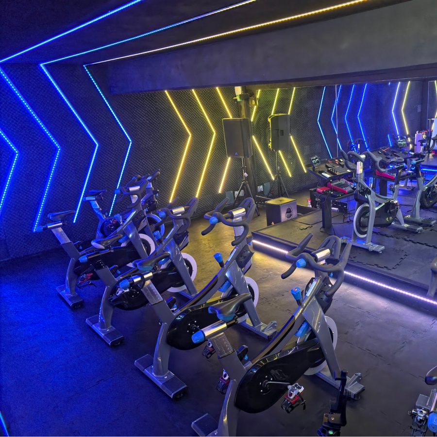 Salón de Indoor Cycling con iluminación LED en Eleva Fitness