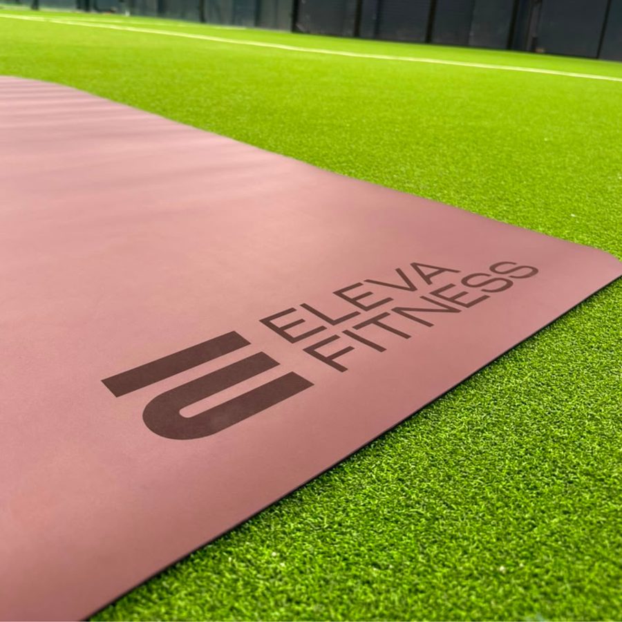 Mat con el logo de Eleva Fitness