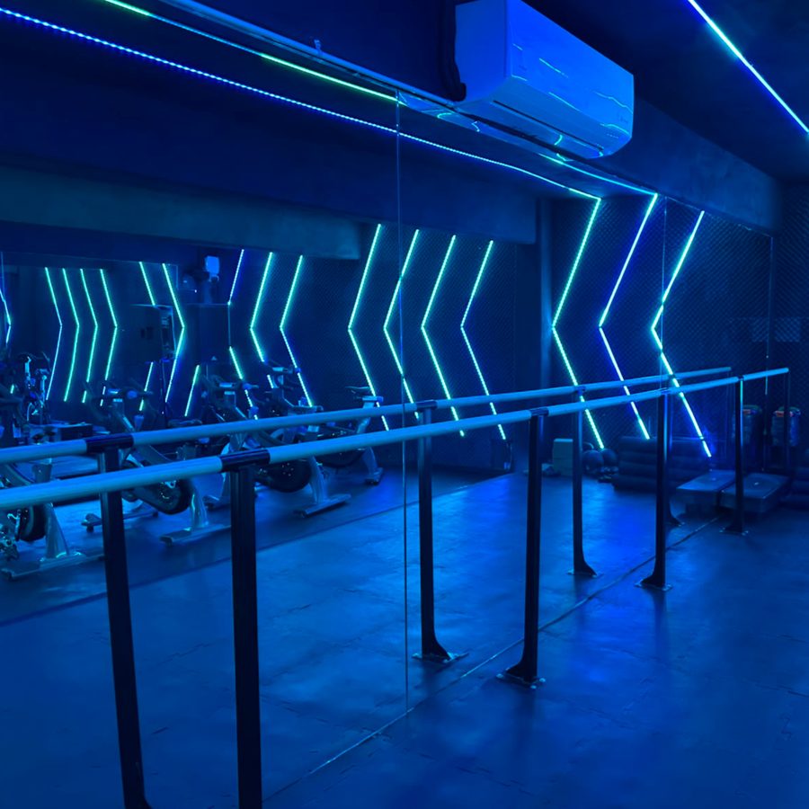 Salón con barra para Barre y funcional en Eleva Fitness